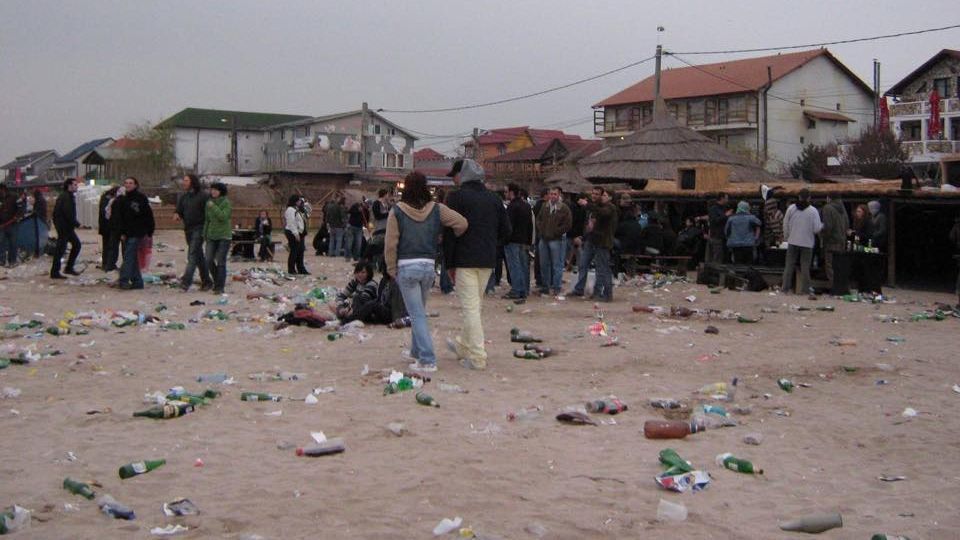 Vama Veche. Gunoaie lăsate în urmă de turiști, după distracție 