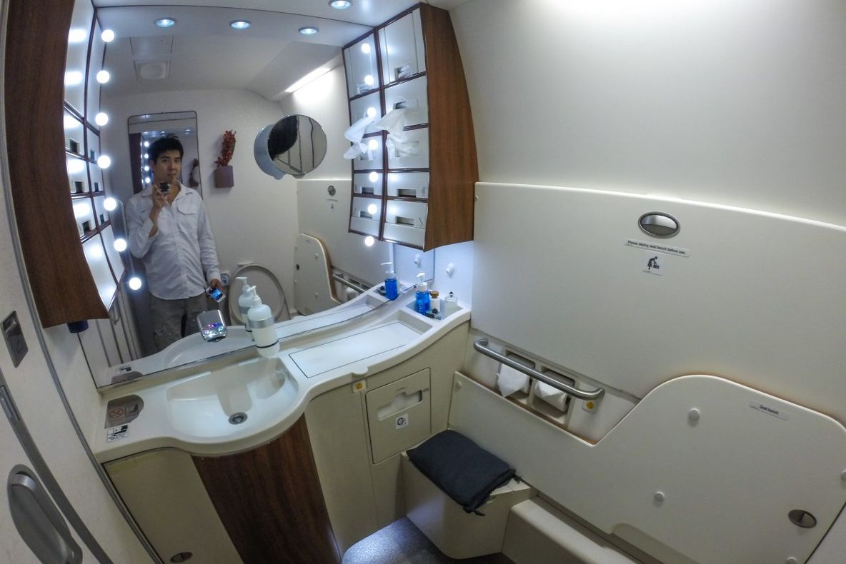 Cum arată un dormitor la bordul Singapore Airlines. Nu te crede nimeni că eşti în avion