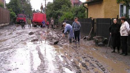 Cod galben de inundații pentru râuri din trei județe, marți seară