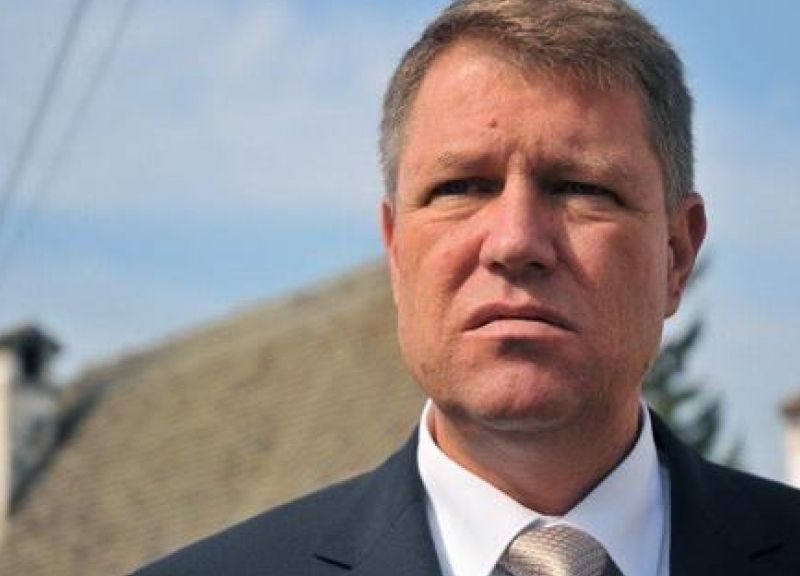 Klaus Iohannis, primul preşedinte român îmbrăcat de un designer