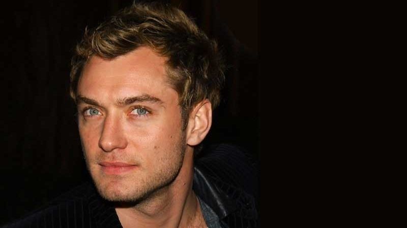 Fiul cel mare al lui Jude Law îi calcă pe urme tatălui său: e model şi seamănă izbitor cu actorul