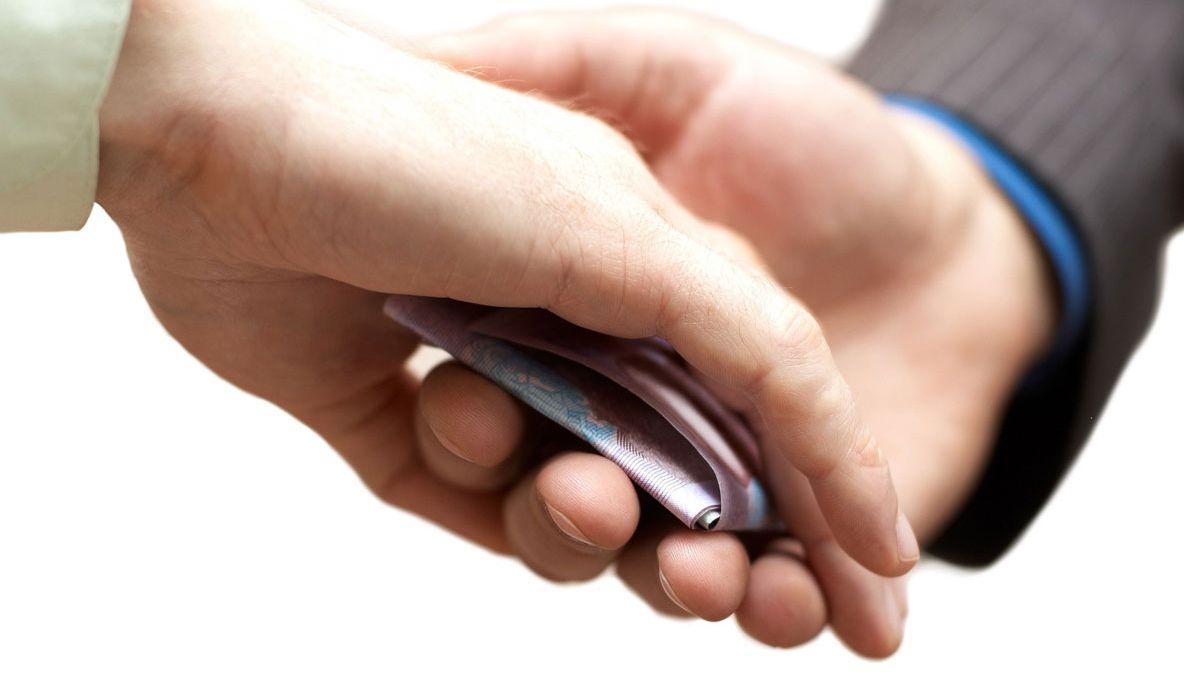 Consilierul lui Oprescu, înregistrat când cerea mită: Tu le-ai adus ceva? Ceva bani?