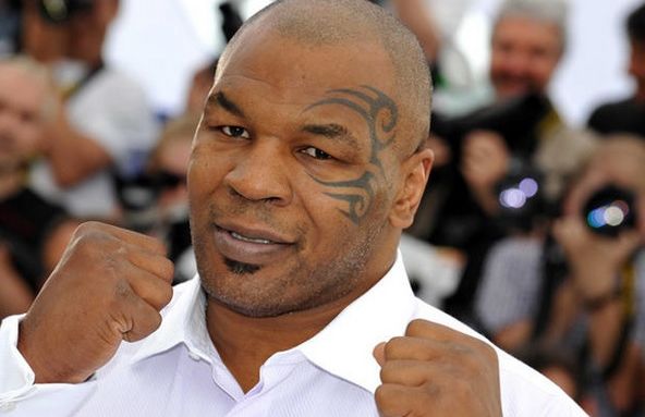Mayweather vs. Pacquaio. Scenă incredibilă la cântarul oficial: Mike Tyson a lovit un fan - VIDEO