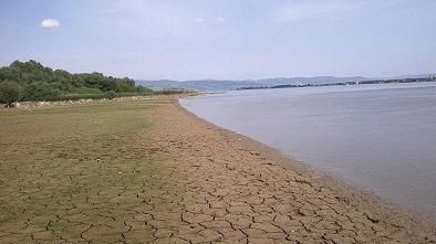 Descoperire macabră în judeţul Caraş-Severin. Era îngropată în nămol! Poliţiştii, în alertă