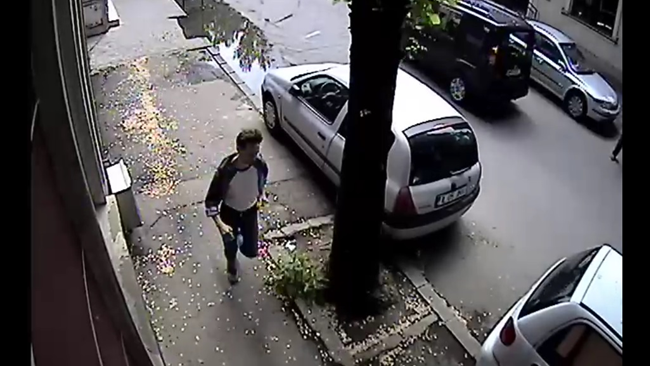 Bărbatul care l-a înjunghiat pe jurnalistul de la Pro TV, surprins de camere. Poliţia cere ajutor