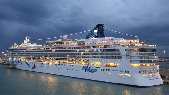 O navă de croazieră norvegiană cu 2.675 de pasageri la bord a eșuat în reciful din Bermuda 