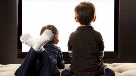 Ce pericole ascunde o oră în fața televizorului pentru copii