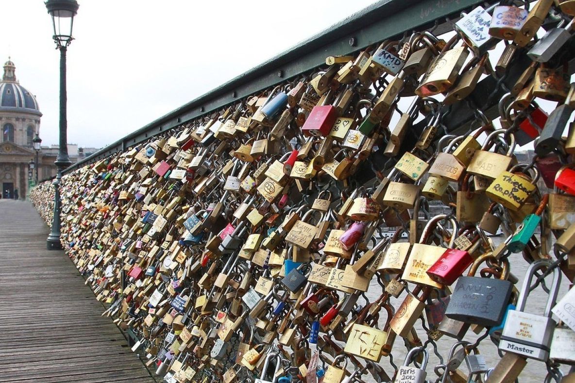 Cel mai celebru pod al Parisului rămâne fără "lacătele iubirii". Primăria a câştigat