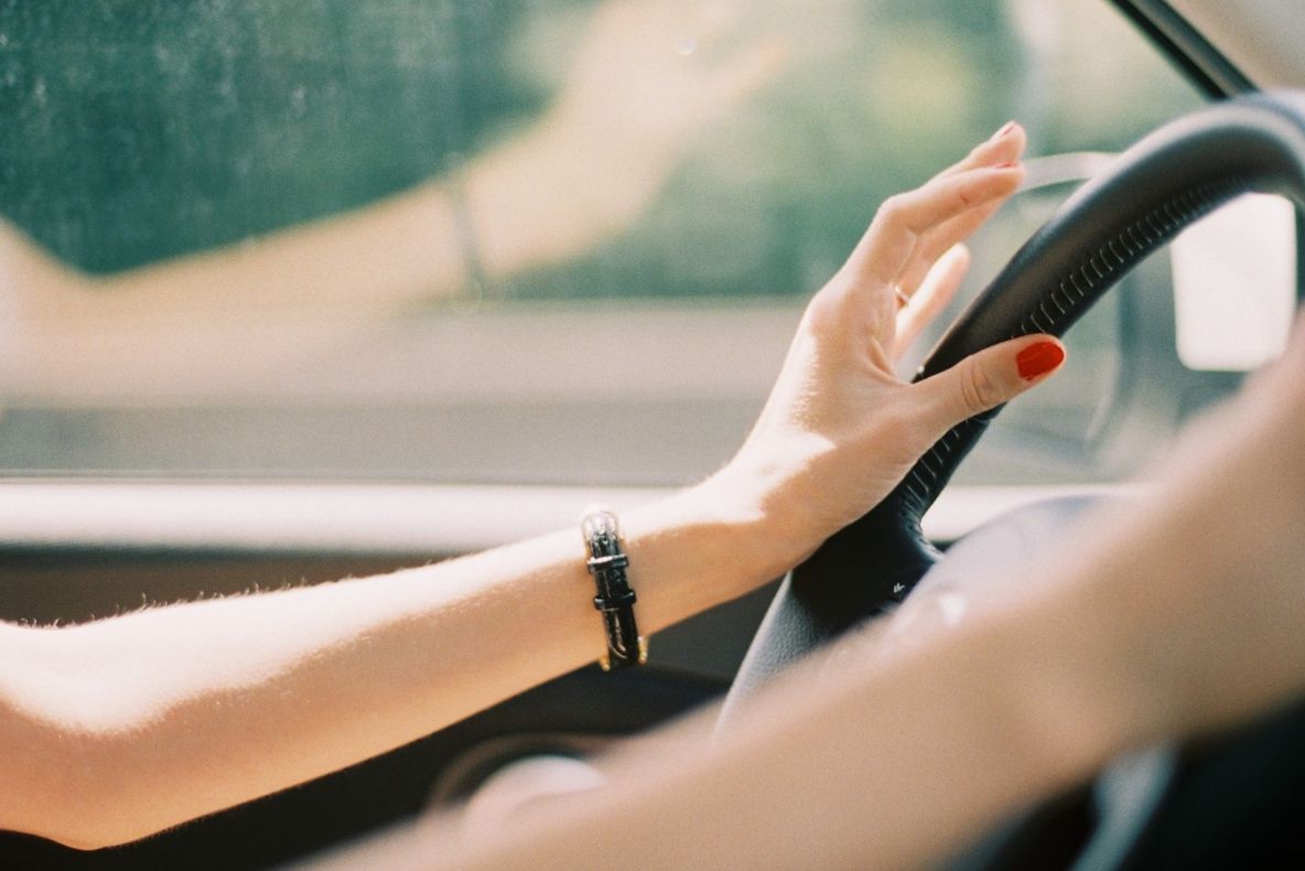 Ce făcea o şoferiţă în timp ce conducea cu 90 km/h. Poliţiştii, uimiţi de filmare VIDEO