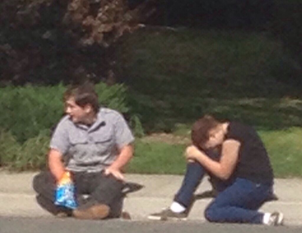 Imaginea bizară a zilei: ce face acest băiat, în timp ce se desparte de iubita sa, aflată în lacrimi