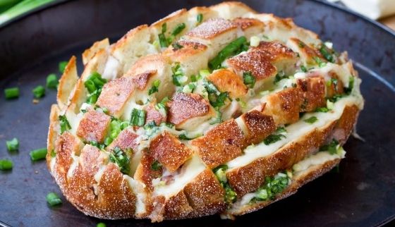 Reţetă delicioasă: Pâine cu brânză la cuptor