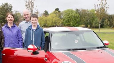 A câştigat o maşină la concurs, dar abia după cinci ani o poate avea!