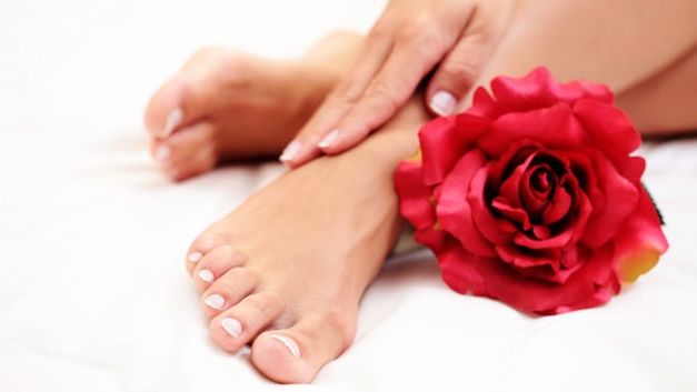 Remediu rapid pentru călcâie uscate şi aspre