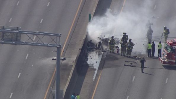 Patru morţi după prăbuşirea unui avion uşor pe o autostradă, în Statele Unite