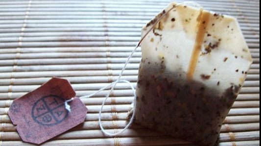 Ce se întâmplă dacă laşi peste noapte în pantofi pliculeţe de ceai folosit