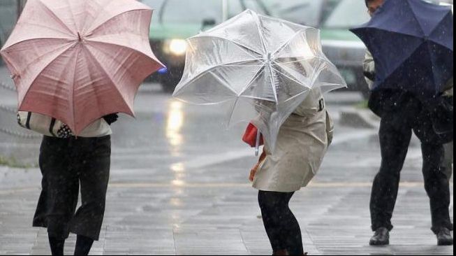 Cod Galben de furtuni în mai multe județe! Se așteaptă grindină și FULGERE