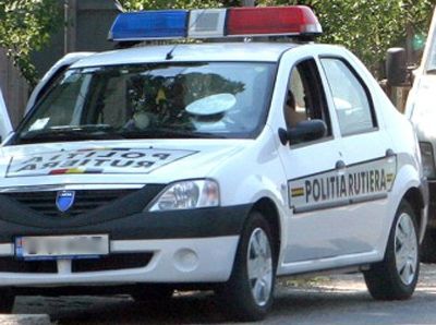 Impact nimicitor cu un TIR şi un microbuz, după ce a adormit la volan