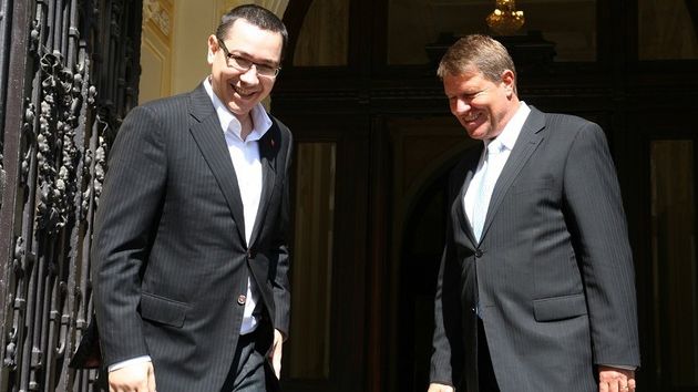 Klaus Iohannis îi cere lui Victor Ponta să-i cumpere două avioane, nu unul