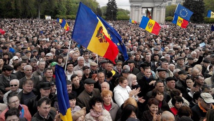 Protest de amploare la Chișinău față de actuala guvernare: "Miliardul înapoi!", "Jos Guvernul!"