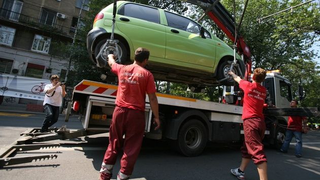 Ridicarea mașinilor în baza deciziei consiliilor locale este ilegală, a decis ICCJ