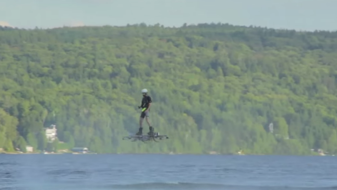 Record mondial pentru deplasarea cu o placă autopropulsată. Inventatorul ei este român