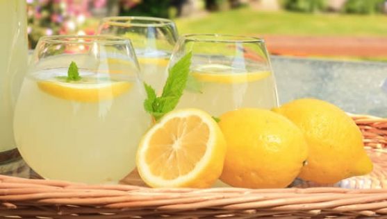 Dieta de 10 zile cu limonadă. Scapi de un kilogram pe zi şi îţi cureţi organismul