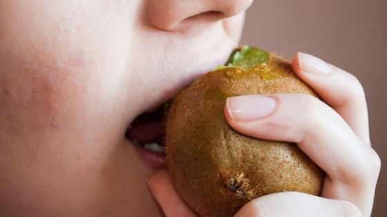 Kiwi trebuie mâncat cu tot cu coajă. Proprietăţile miraculoase