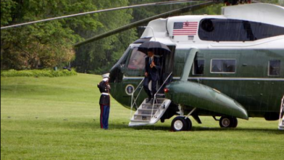 Gestul normal al lui Barack Obama a devenit viral. Cum se comportă cu două femei din staff-ul său