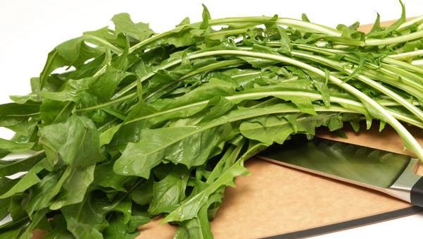 Salata de păpădie, beneficii miraculoase pentru sănătate. Cum se prepară