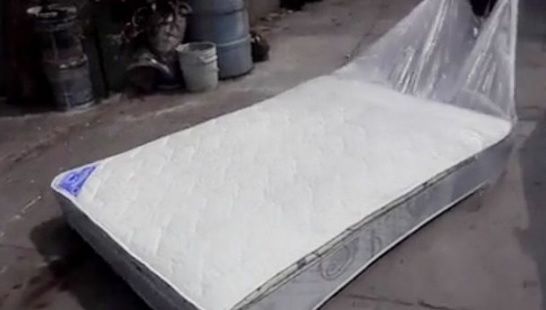 A cumpărat o saltea nouă dintr-un magazin. Când a desfăcut-o, a rămas fără cuvinte!