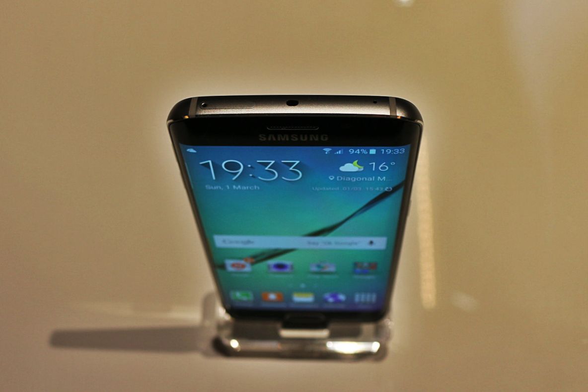 Samsung a înnebunit când a văzut acest telefon! Chinezii chiar n-au pic de jenă!