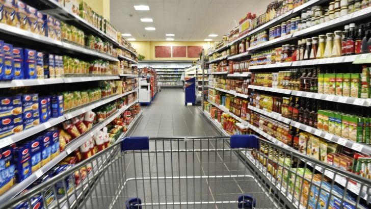 Fără mâncare expirată la gunoi! Supermarketurile ar putea fi obligate să doneze alimentele