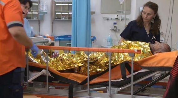 Macabru! Un bătrân a încercat să-şi taie gâtul, apoi şi-a dat foc