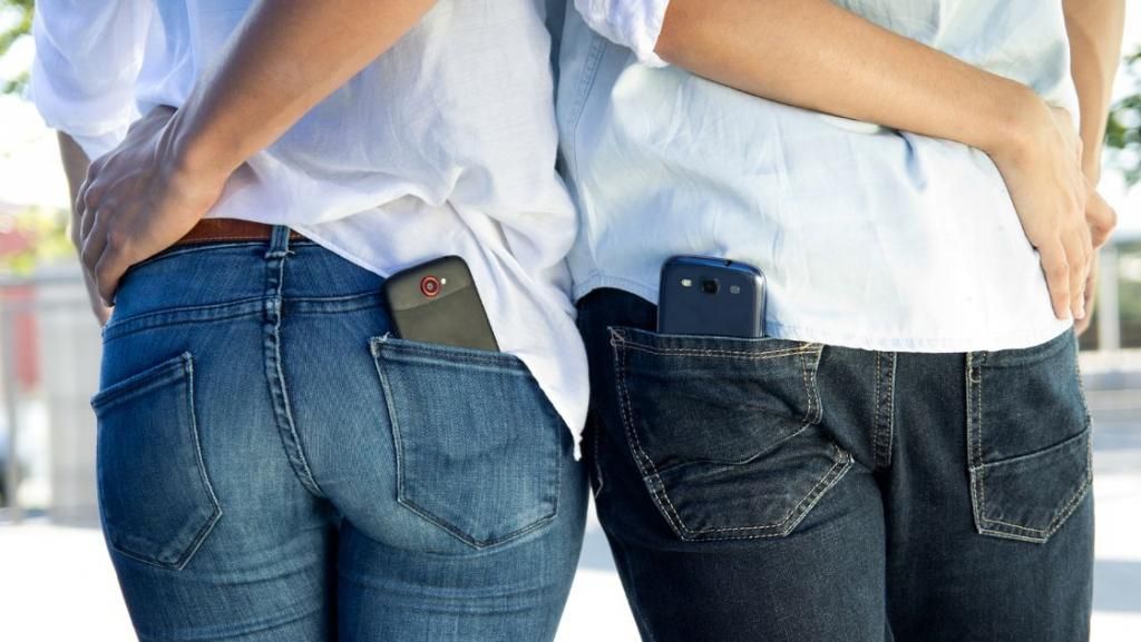 Renunţă să porţi telefonul mobil în buzunar! Poate fi mortal