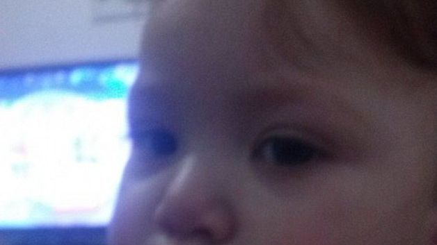 O imagine cu un bebeluş care fumează a declanşat "furtună" pe internet