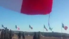 Un soldat mexican care ridica un steag a fost luat pe sus de o rafală de vânt