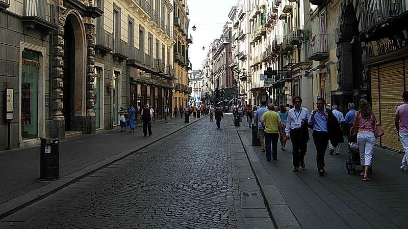 Tragedie în Napoli, după ce un bărbat a deschis focul dintr-un balcon 