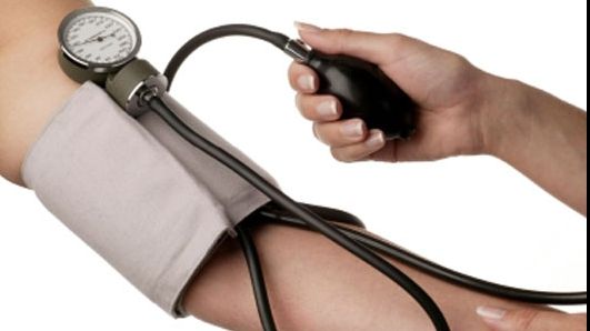 De ce trebuie sa-ti masori tensiunea la ambele brate!