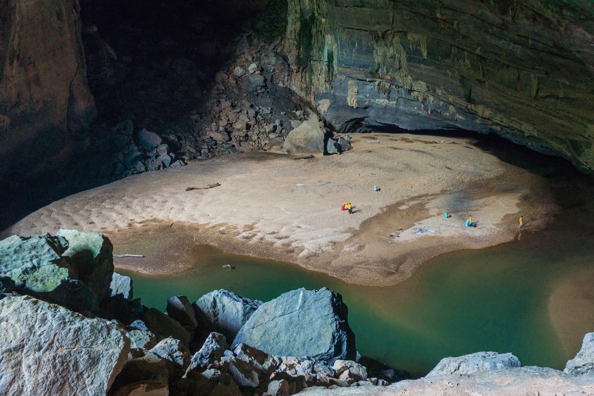 Imagini incredibile: peștera din Vietnam care dispune de propria plajă este cu adevărat fantastică