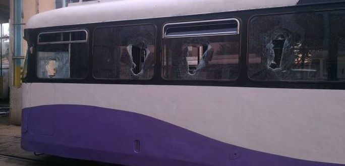 Tramvai vandalizat la Timişoara. Au aruncat cu pietre şi au rupt-o la fugă!