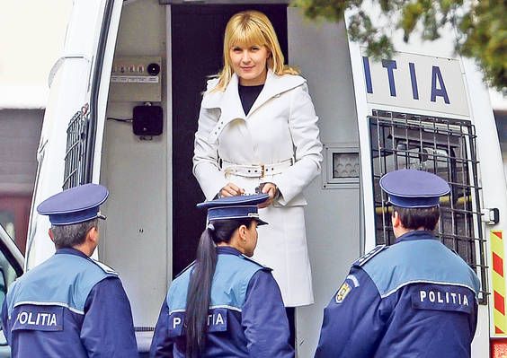 Cum arată camera specială în care stă Elena Udrea la Târgşor! Are covor şi bucătărie proprie