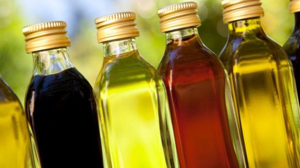 Uleiul care te scapă de acnee şi de părul gras