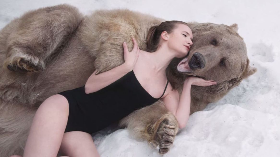 S-a dezbrăcat lângă un urs de jumătate de tonă, în pădurea înghețată. Ce a urmat