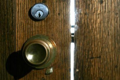 Singur acasă, în Lugoj! Păţania unui copil de un an şi jumătate rămas nesupravegheat