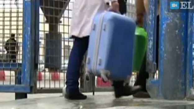 Vameşii de pe un aeroport din Spania au avut o surpriză, după ce au deschis valiza unei tinere 