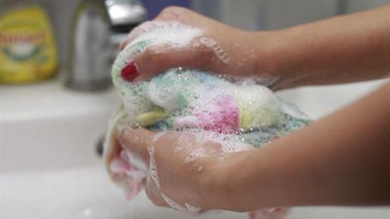 Avertismentul medicilor: ce trebuie să faci neapărat cu hainele noi, înainte de a le purta