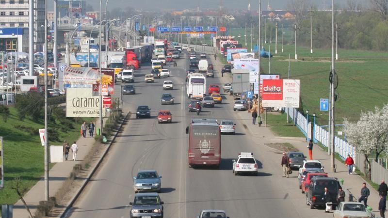 Accident cu trei maşini la Cluj: două persoane rănite grav şi alte trei, cu răni uşoare