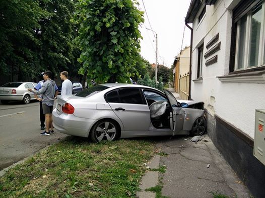 Accident spectaculos în Satu Mare. Un tânăr cu permis de câteva luni a intrat cu maşina într-o casă