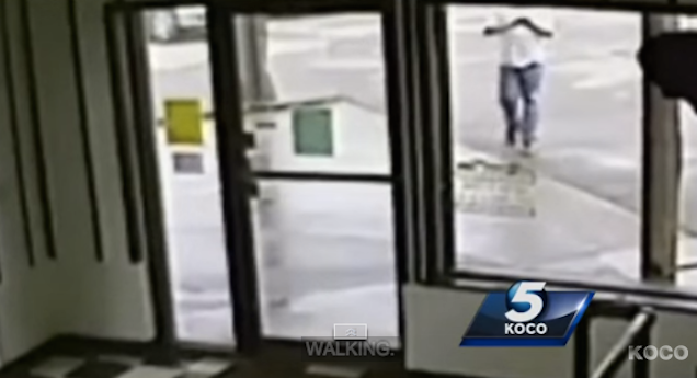 Sperietură soră cu moartea pentru un bărbat preocupat să trimită un sms. Filmuleţul a ajuns viral