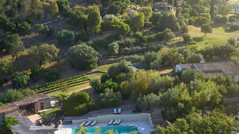 Extravaganțe de vedetă. Un mare actor își vinde satul din sudul Franței 